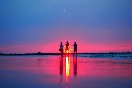 Strand, jenter, solnedgang