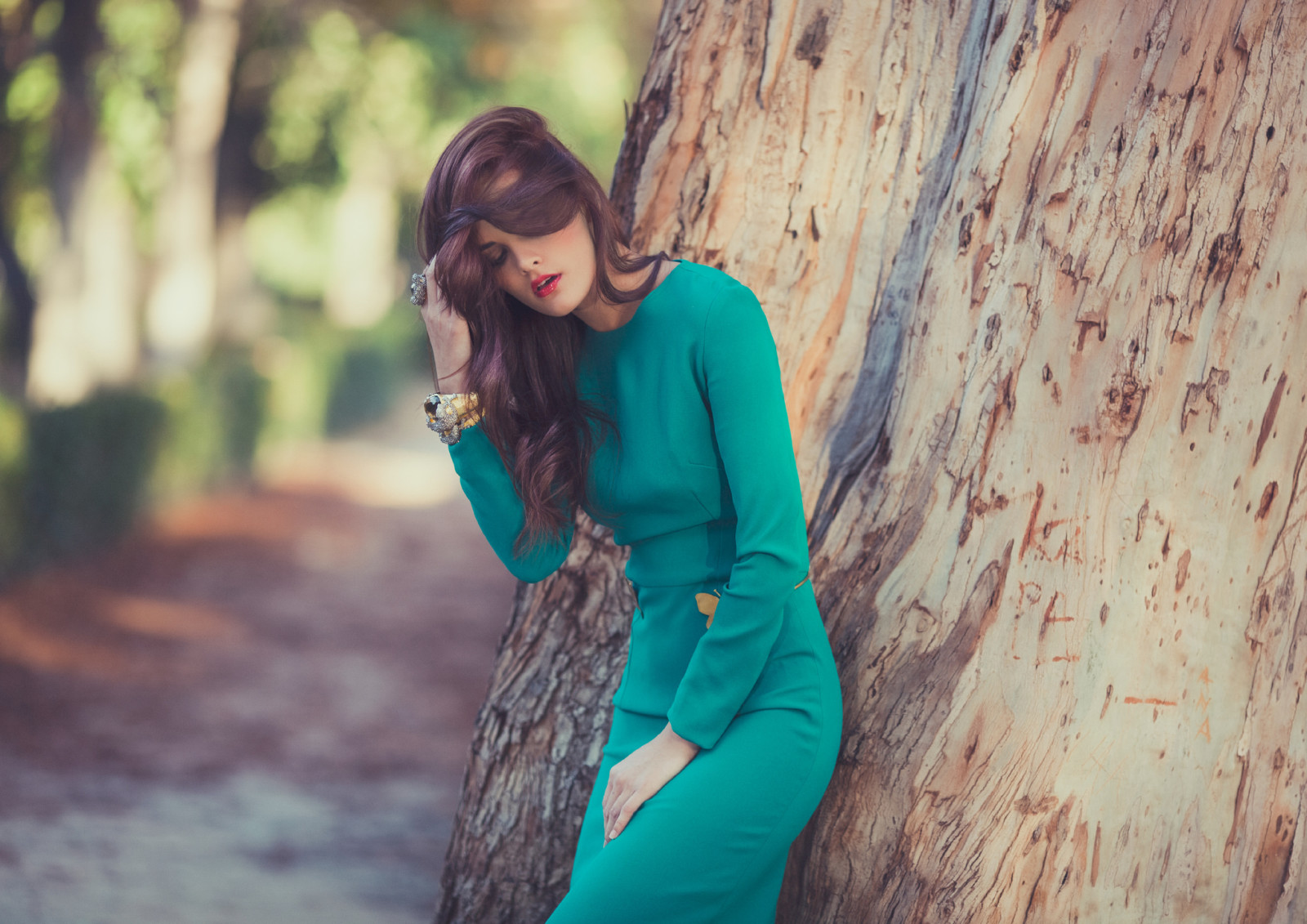 arbre, pose, fille, robe, bracelets