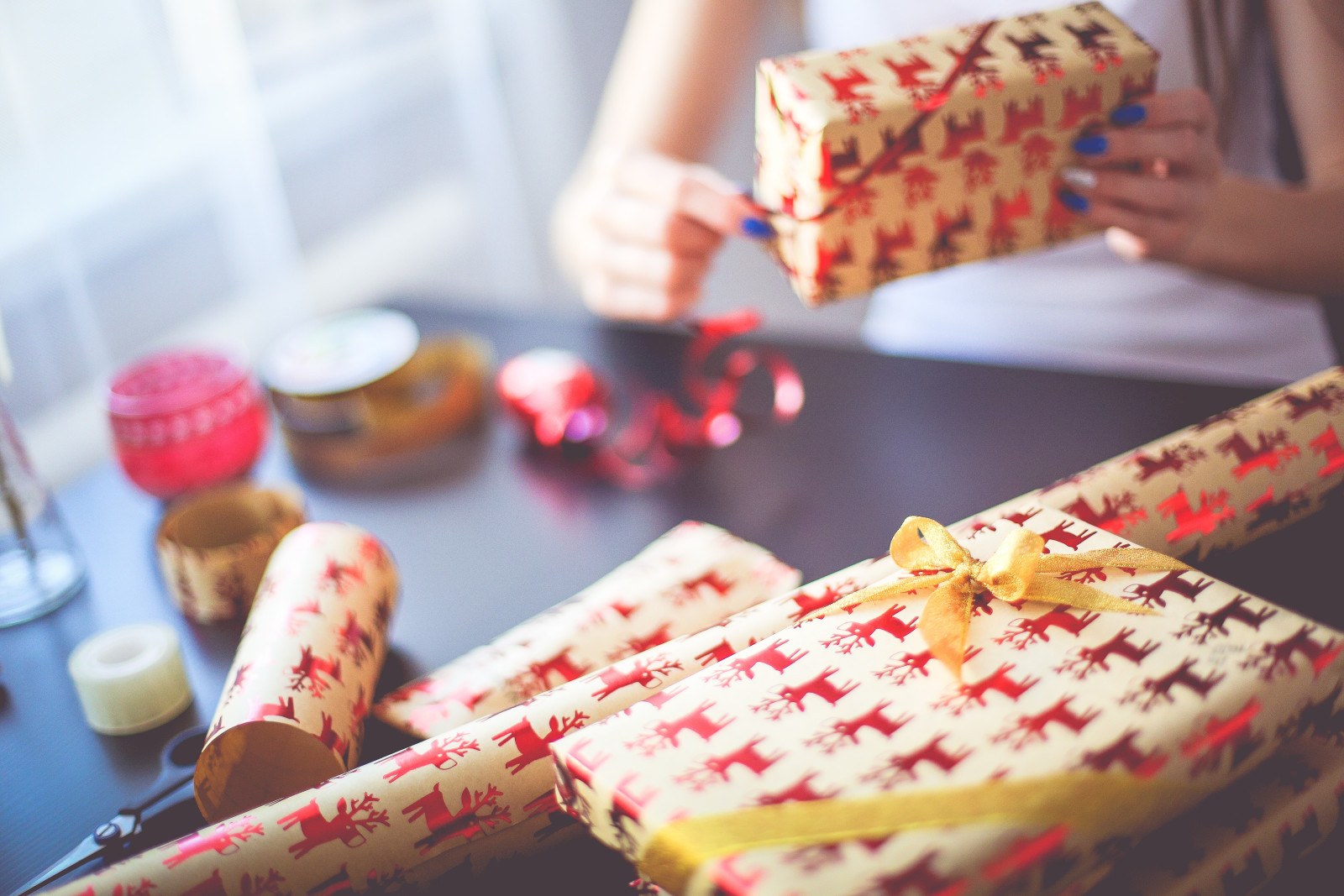 Año nuevo, fiesta, regalo, cinta, arco