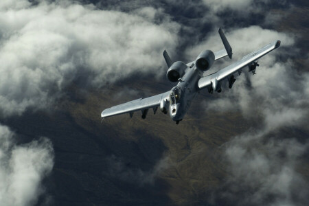 A-10, Attaque, des nuages