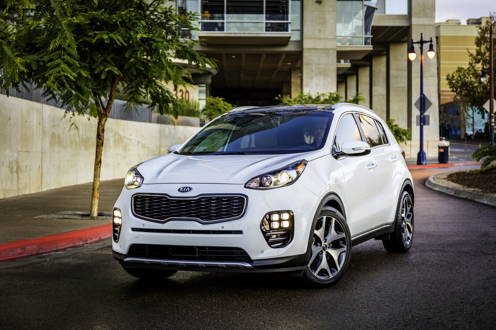 karşıdan karşıya geçmek, Kia, Sportage