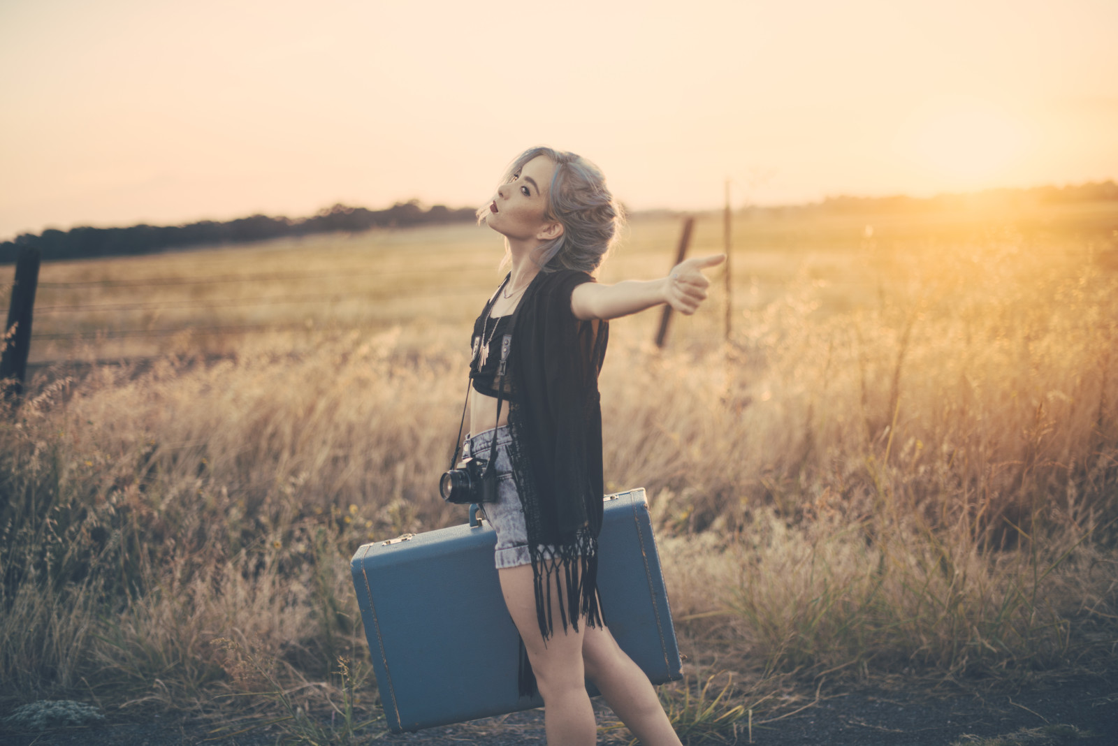 menina, cabelo, a câmera, mala de viagem