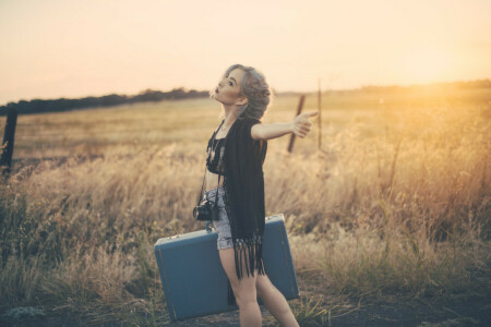 menina, cabelo, mala de viagem, a câmera