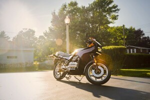 BMW, des nuages, herbe, K75, lampadaire, ombre, rue, Le ciel