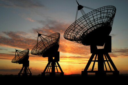 désert, métal, radars, le coucher du soleil