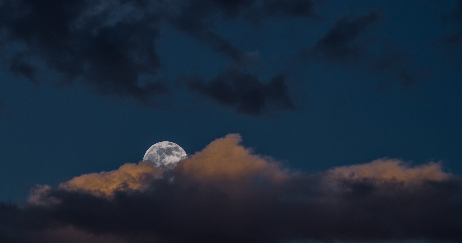 de lucht, De maan, wolk