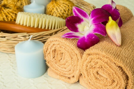 une baignoire, brosse, bougie, fleurs, se détendre, Spa, serviette, les serviettes