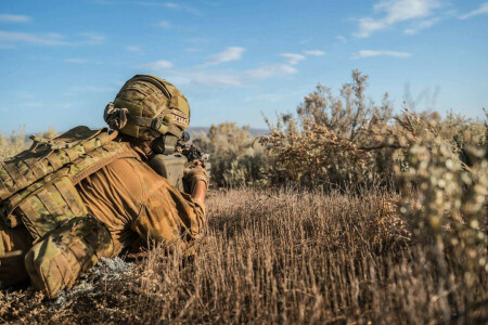 Soldats, armes