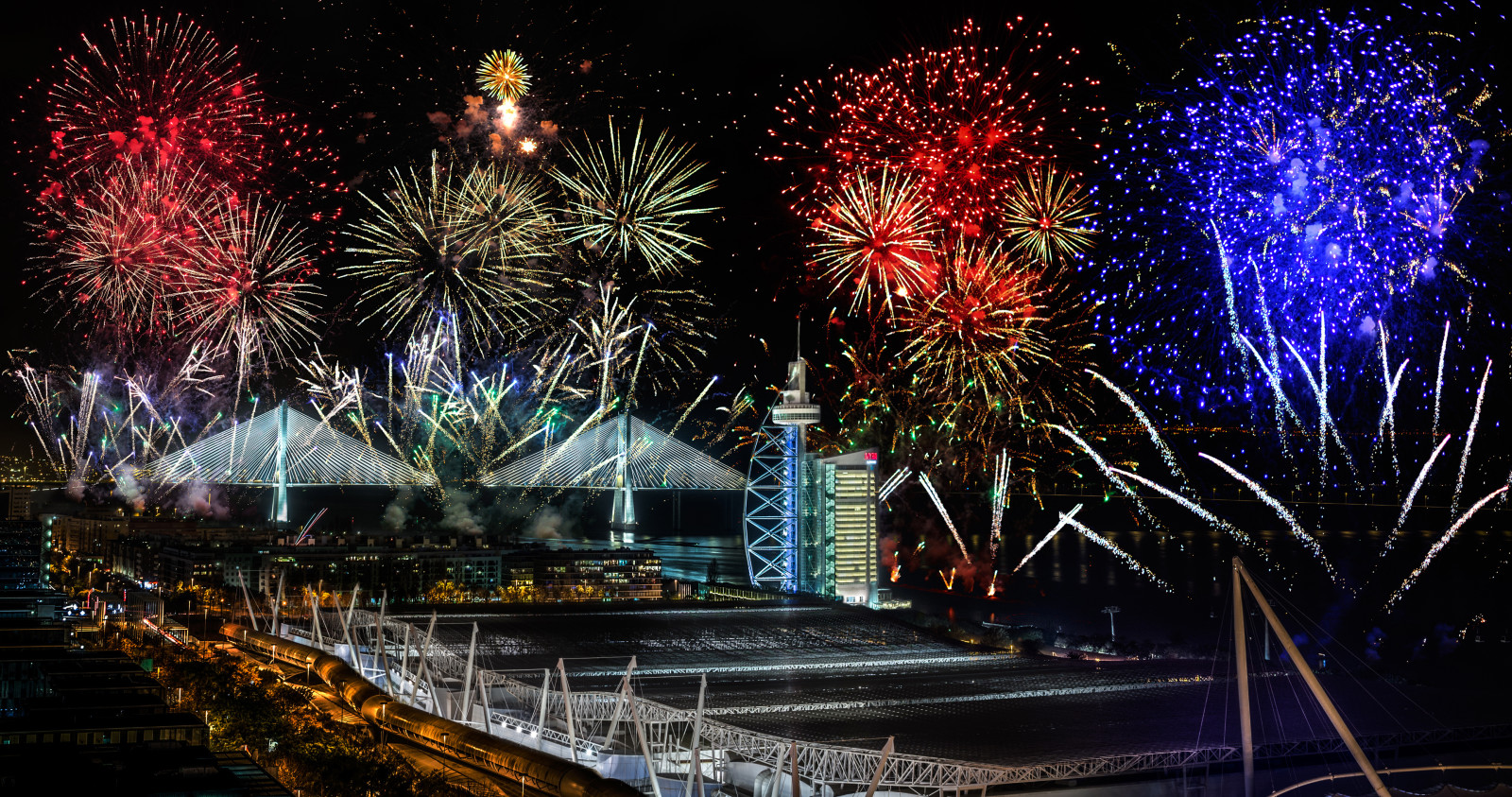 An Nou, focuri de artificii, salut, Portugalia, Lisabona, podul Vasco da Gama