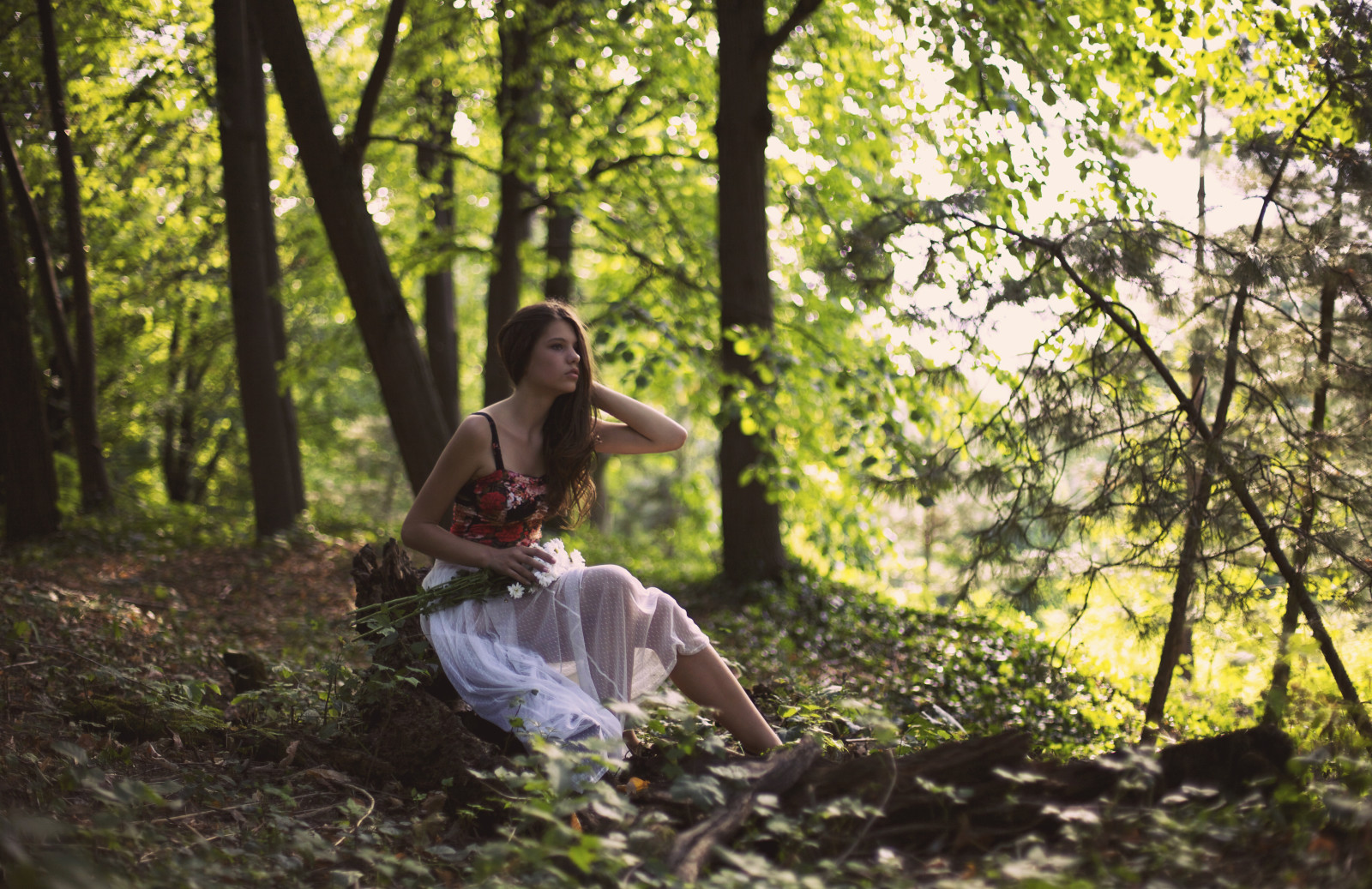 forêt, fille, des arbres, bouquet, cheveux bruns