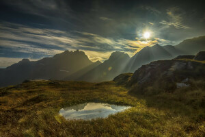 des nuages, herbe, montagnes, Des rayons, le coucher du soleil, Le ciel, le soleil, l'eau