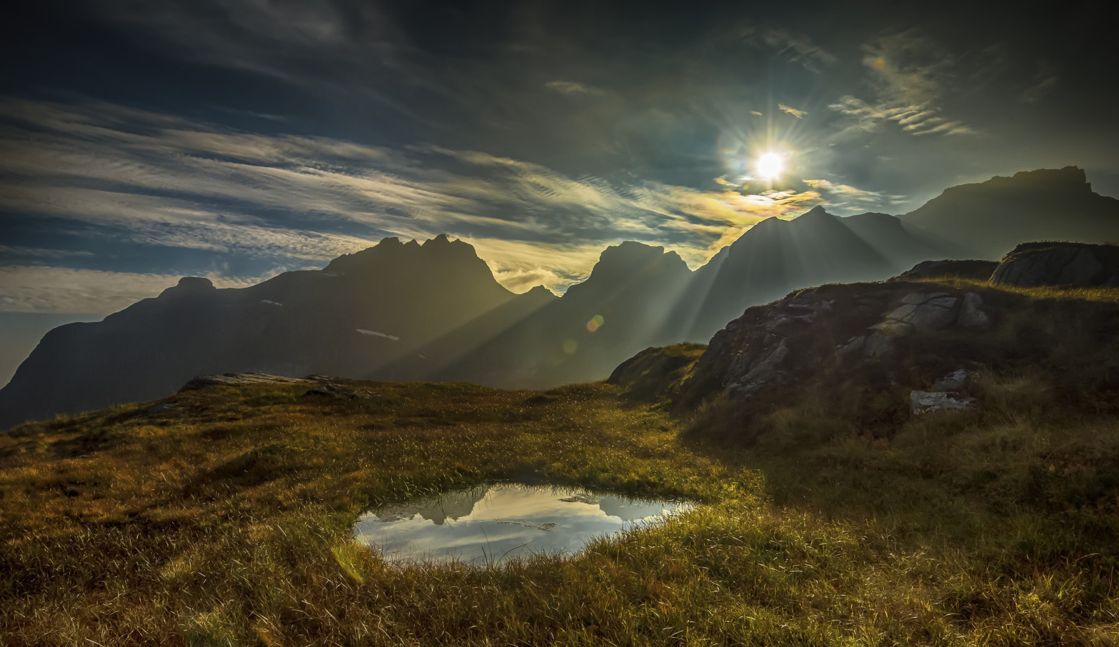 herbe, Le ciel, le coucher du soleil, des nuages, montagnes, Des rayons, l'eau, le soleil