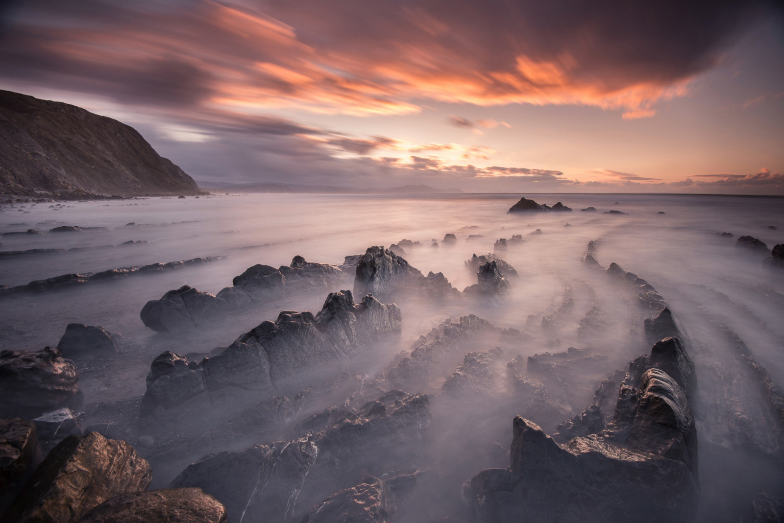 Le ciel, le soir, le coucher du soleil, plage, des pierres, printemps, des nuages, rochers