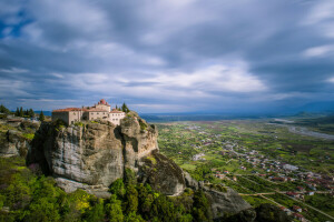 Grèce, météores, montagnes, rochers, le monastère, vallée