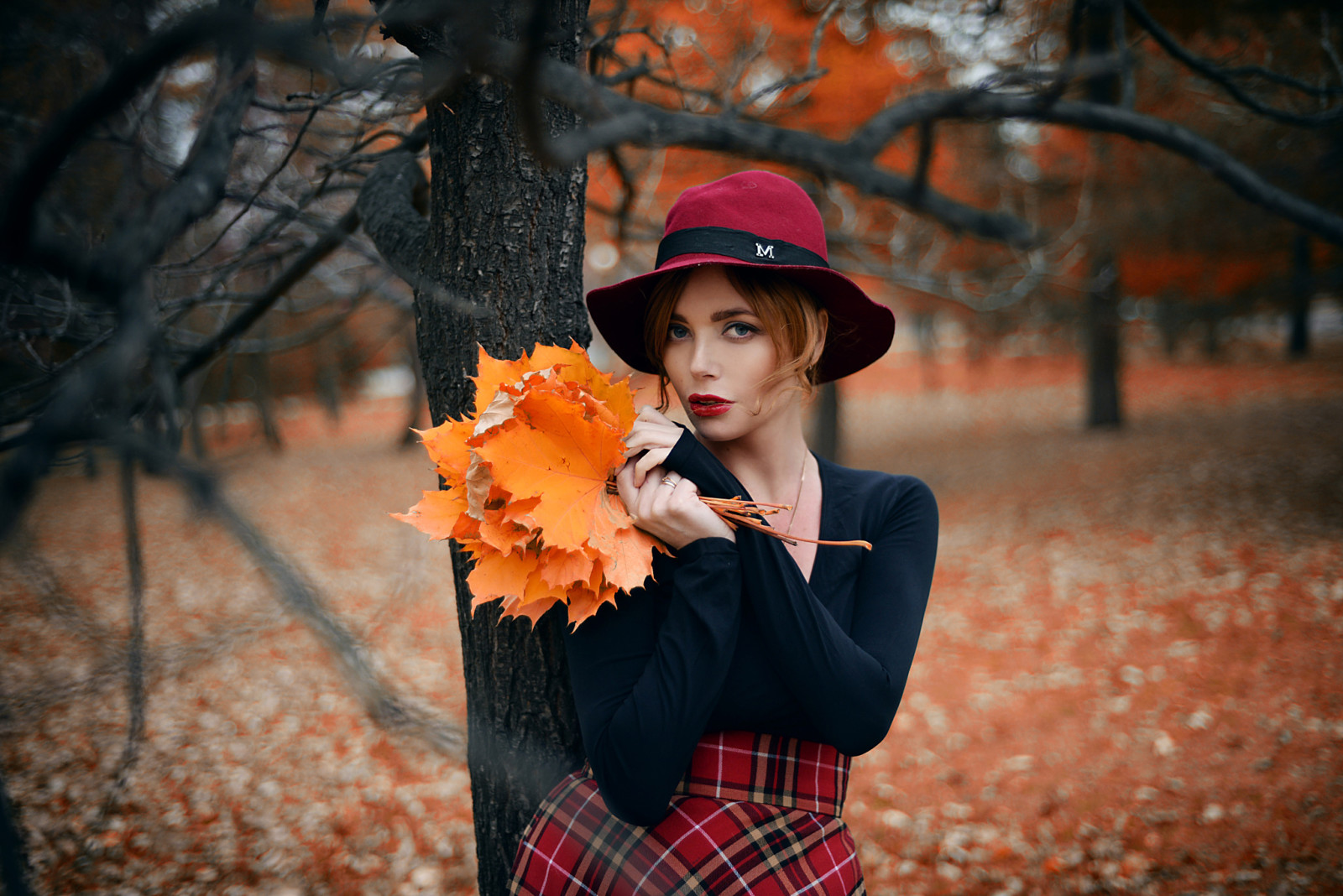 autumn, girl, red, trees, leaves, bouquet, hat, makeup