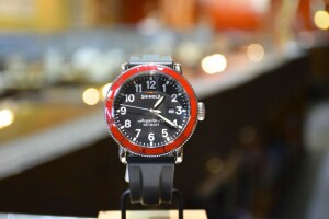 L'horloge, rouge, Shinola