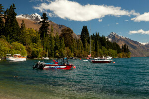 łodzie, las, jezioro, Jezioro Wakatipu, góry, Nowa Zelandia, Queenstown, Wybrzeże