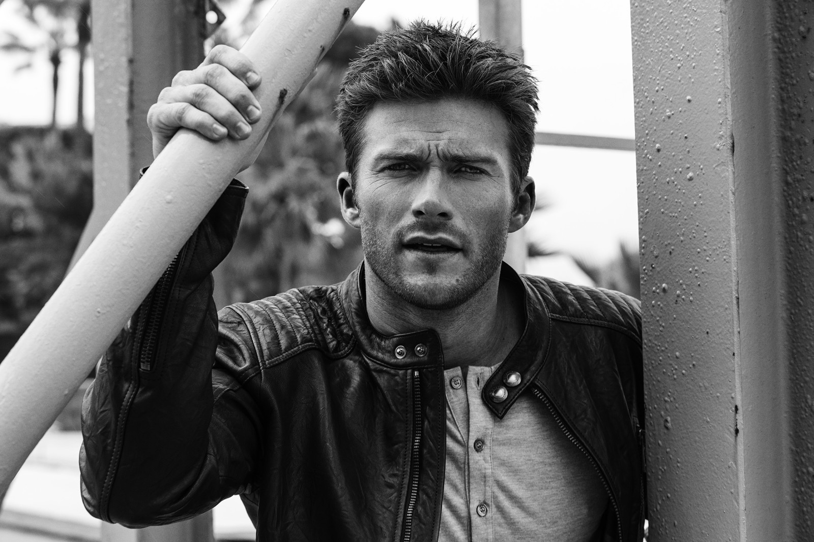 čierna a biela, portrét, herec, bunda, fotenie, Scott Eastwood