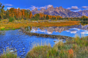 Herbst, Damm, Wald, Berge, Fluss, der Himmel