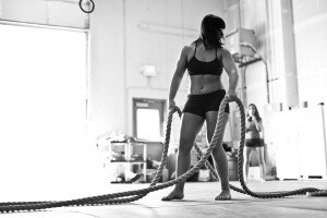 noir et blanc, crossfit, cordes épaisses, Femme