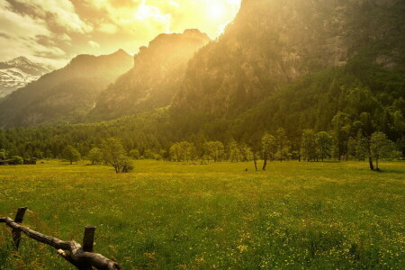 Matin, montagnes, la barrière