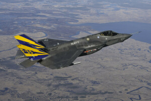 Bombardeo, F-35C, Combatiente