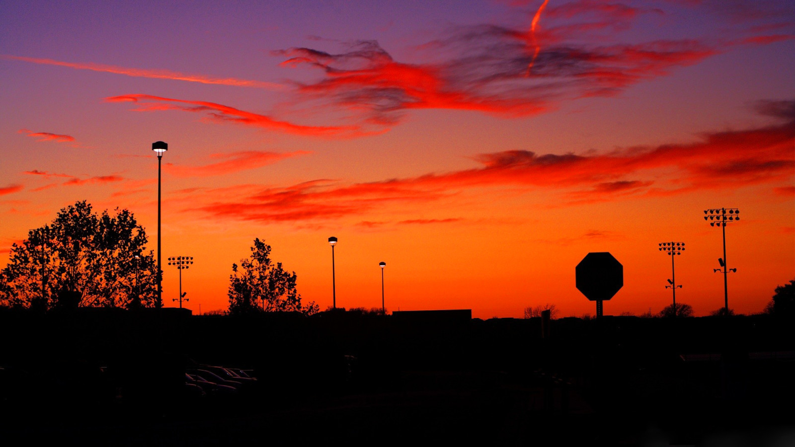 der Himmel, die Stadt, Straße, Sonnenuntergang, Beleuchtung, Wolken, glühen, Zeichen