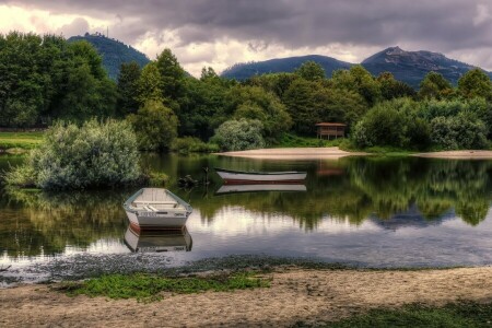 plajă, barci, lac, munţi, copaci