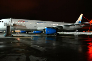 το αεροδρομιο, Kogalymavia, kolavia, φώτα, metrojet, Νύχτα, το αεροπλάνο