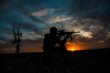 Soldados, puesta de sol, armas