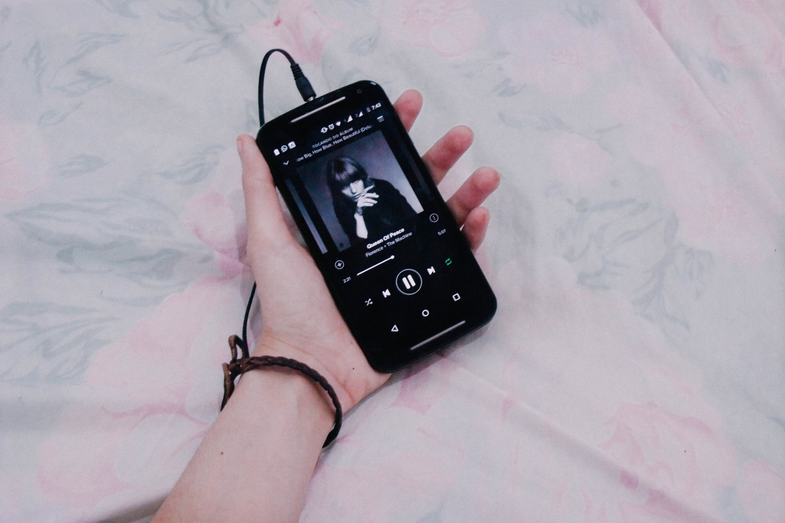 hand, bed, Music, bracelet, Player, samsung, cell phone, Fiorence