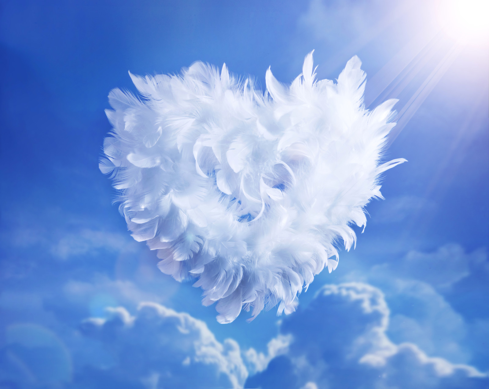 bleu, Le ciel, La Saint-Valentin, des nuages, cœur, blanc, plumes, Les rayons du soleil