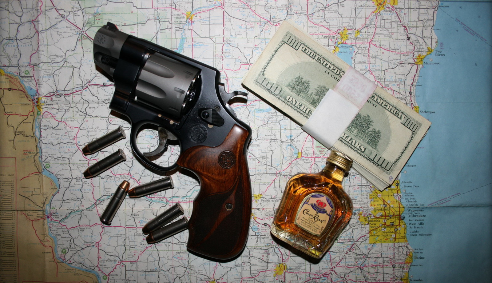 whisky, penger, patroner, revolver