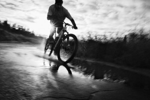 acteur, bicyclette, noir et blanc, Nikolaj Coster-Waldau, photographe, Bulletin rouge, route, Simon Emmett