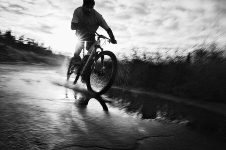 attore, bicicletta, bianco e nero, Nikolaj Coster-Waldau, fotografo, Bollettino rosso, strada, Simon Emmett