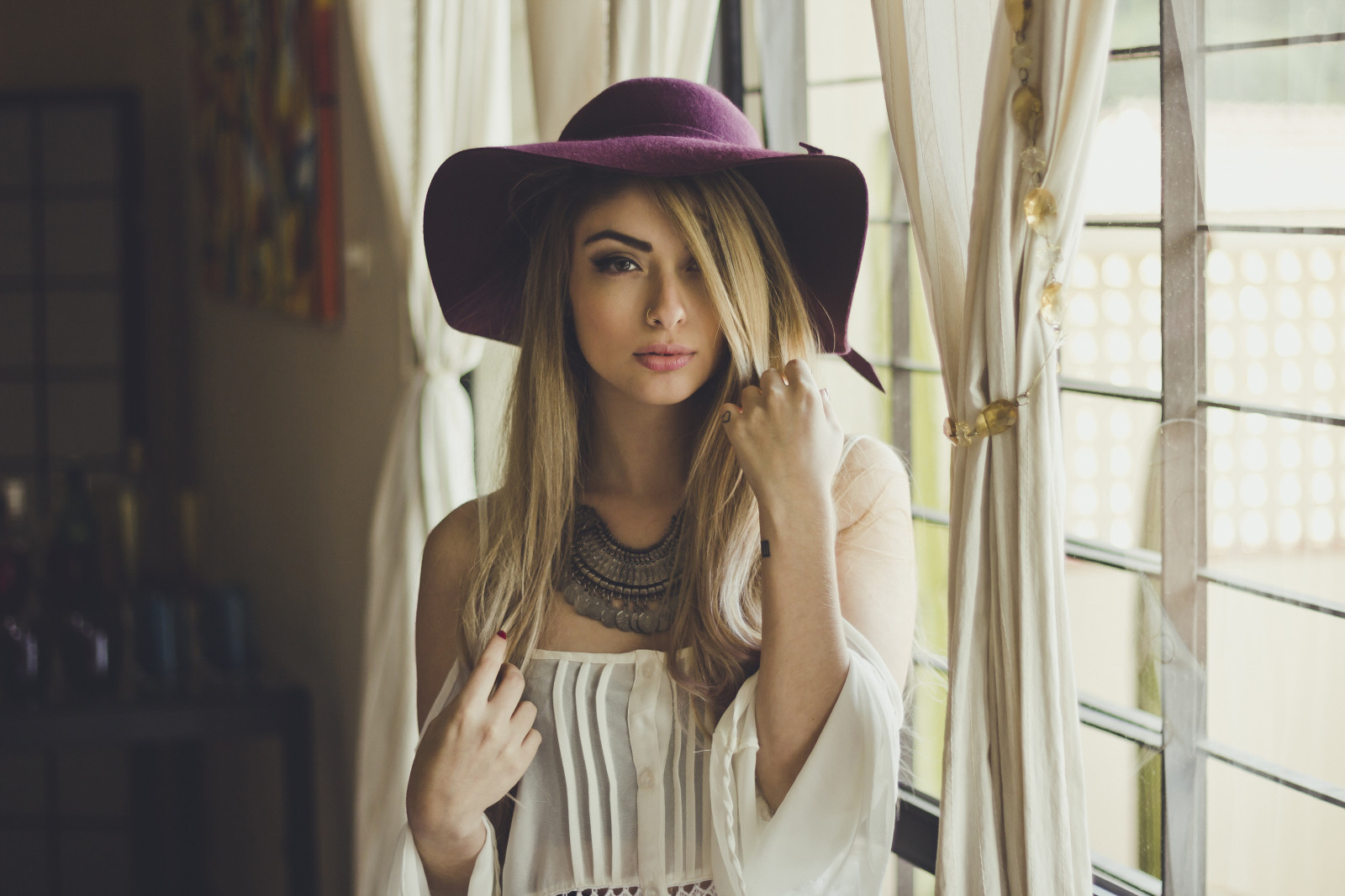 ragazza, bionda, cappello, finestra, camera, penetrante