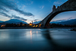 Brücke, Italien, Fluss, die Stadt. Kapelle, der Abend