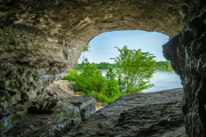 la grotte, Roche, la grotte, Le ciel, des arbres