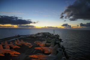 trânsitos, USS Nimitz