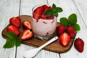 bayas, desayuno, tabla de cortar, vaso, fresa, mesa, yogur