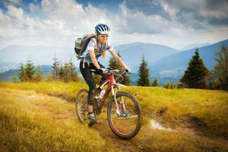 mochila, bicicleta, trenzas, nubes, suciedad, niña, lentes, guantes