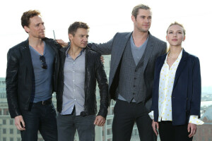 actors, Chris Hemsworth, Jeremy Renner, Scarlett Johansson, The Avengers, Tom Hiddleston