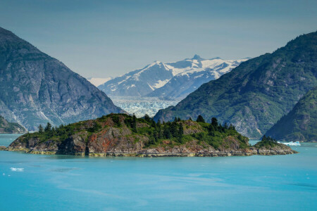 Insel, See, Berge, der Himmel