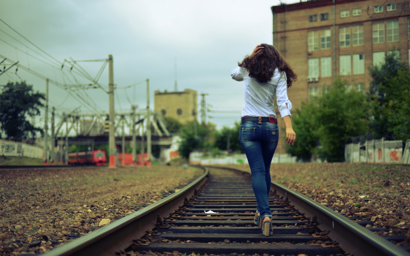 la ciudad, niña, ferrocarril