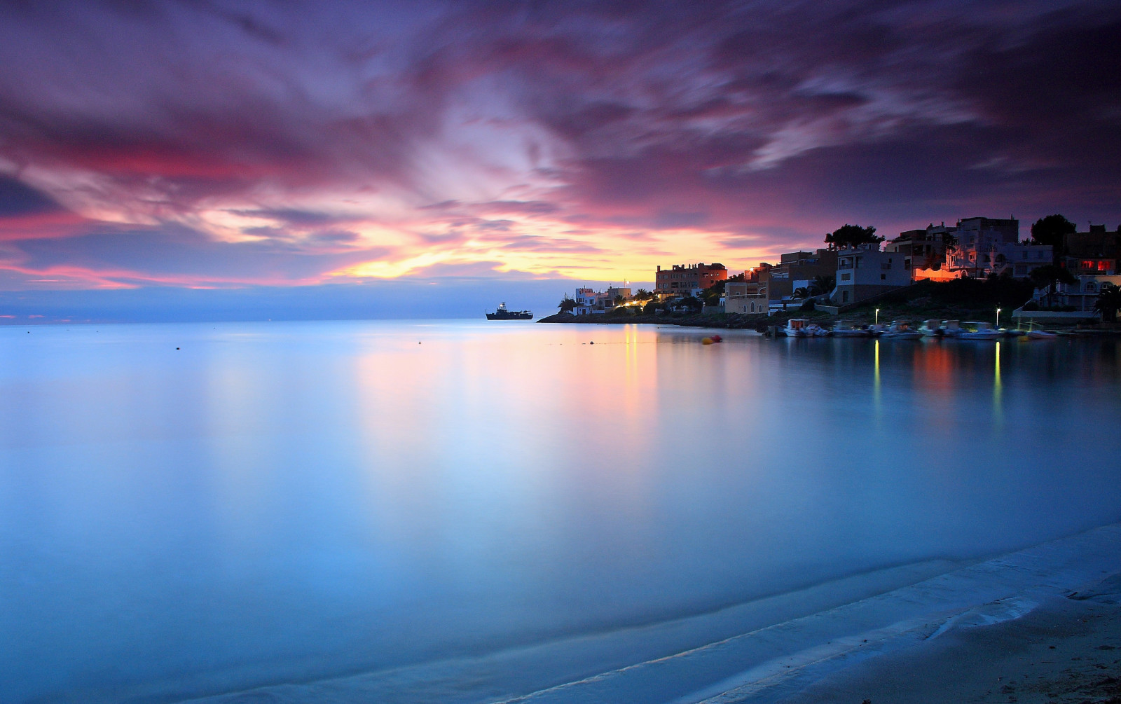 a cidade, a noite, mar