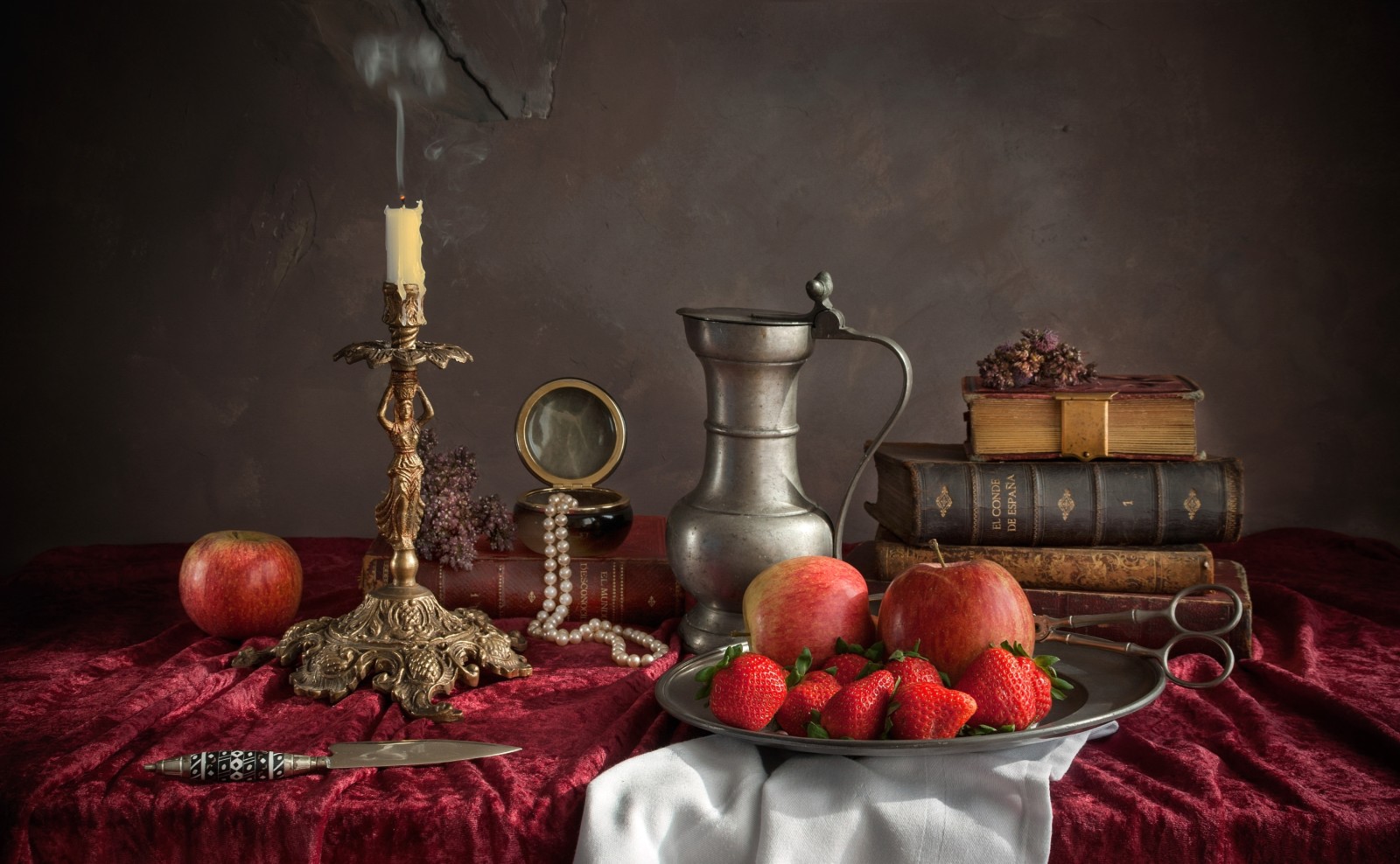 Nature morte, Collier, livres, pommes, fraise, bougie, vaisselle, couteau