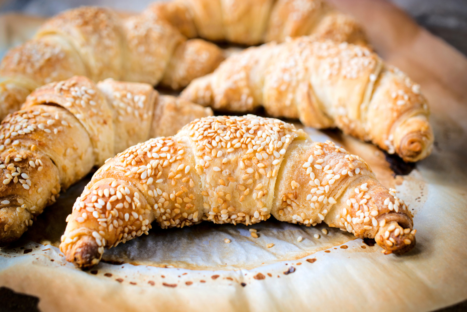 Gâteaux, des croissants, sésame, poudre