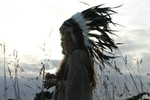 plumes, fille, herbe, coiffure, été