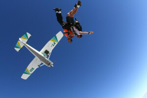 Brille, Helm, Fallschirm, Fallschirmspringen, Fallschirmspringer, Tandem, das Flugzeug, der Himmel