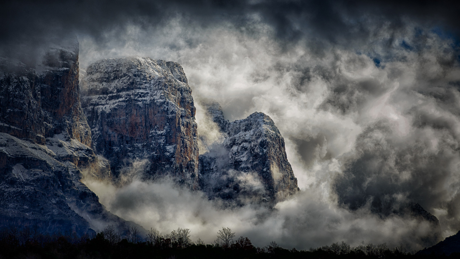 des arbres, des nuages, montagnes, rochers, brouillard